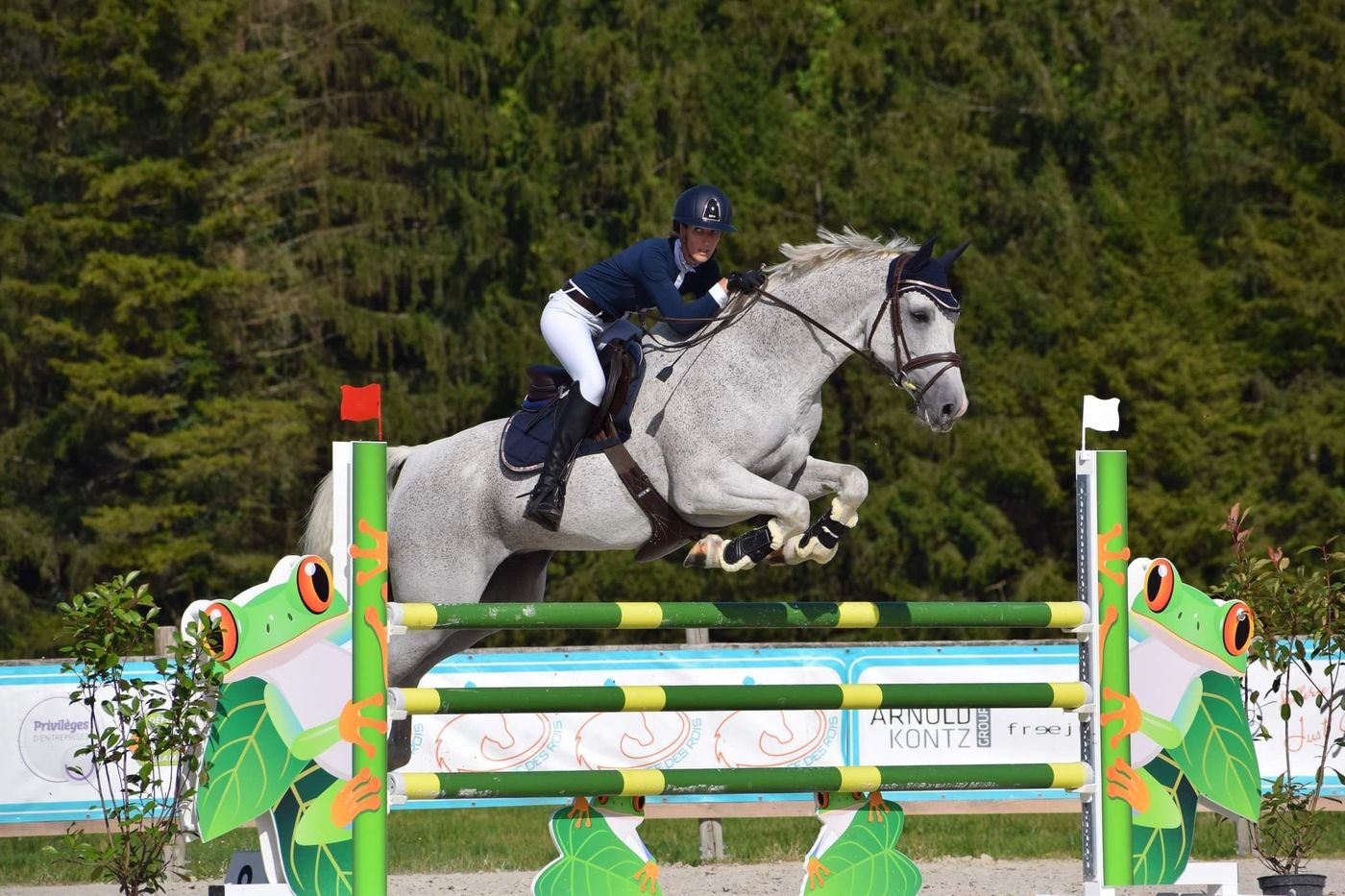 Marc-André van Delft en plein saut sur un parcours de CSO