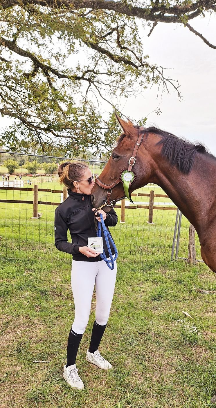 Kelly et son cheval au pré