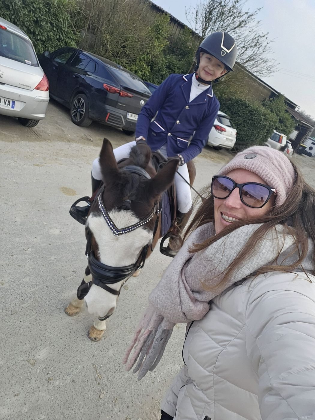 Kelly van Delft avec une jeune cavalière à poney