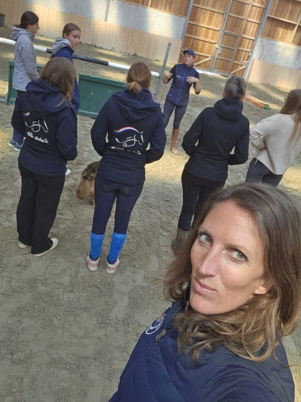 Kelly van Delft avec un groupe de cavaliers en stage