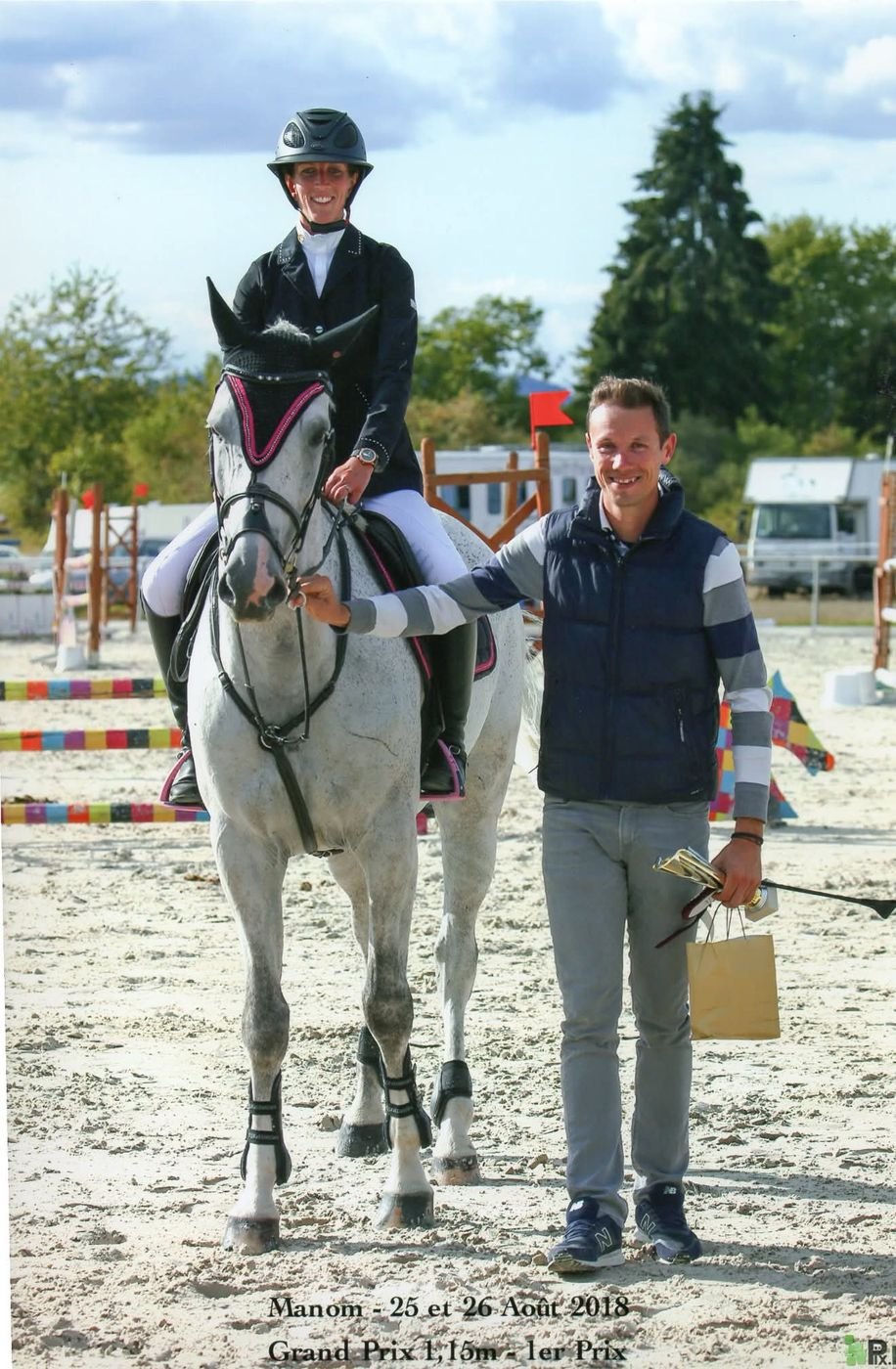 Marc-André van Delft accompagnant une cavalière à pied sur un concours