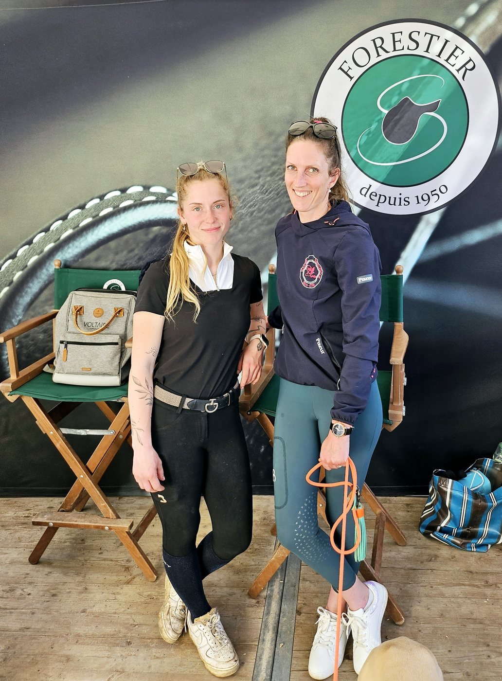 Deux cavalières sur le stand de la sellerie Forestier