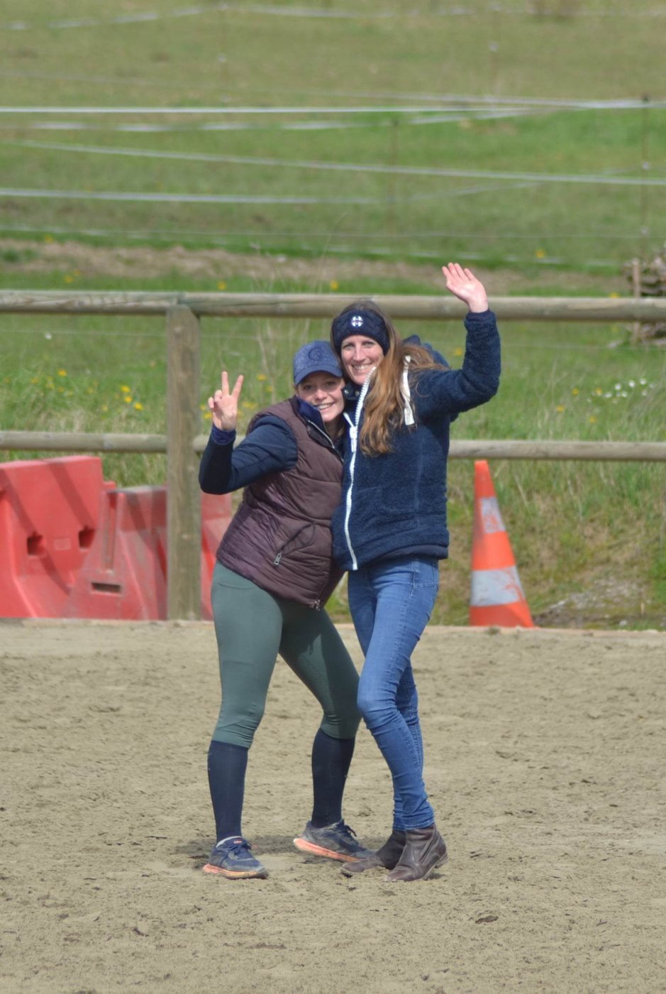 Deux cavalières saluant de joie en carrière